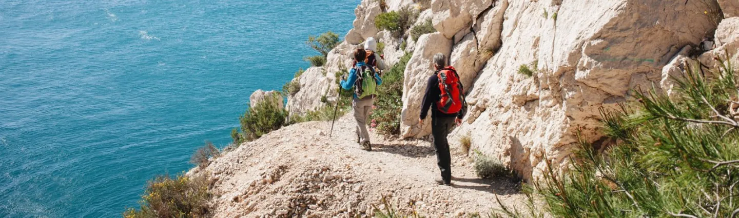 sentier-calanques-marseille-adobestock-delkoo