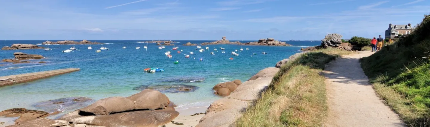 sentier-douanier-cote-granit-rose-aquaphoto-adobestock