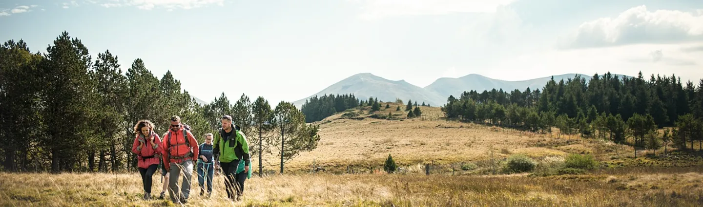 TVattard randonneurs dans la chaine des puys