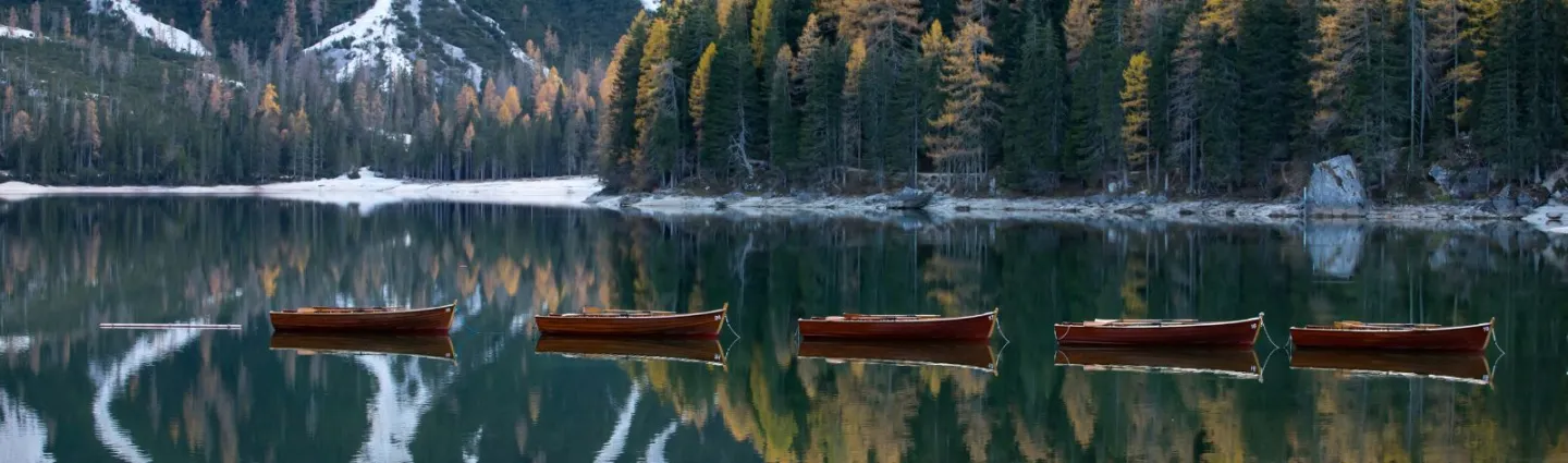lac de braies, dolomites, italie