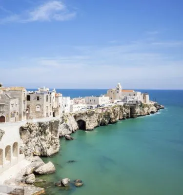 village-mer-pouilles-istock-poike