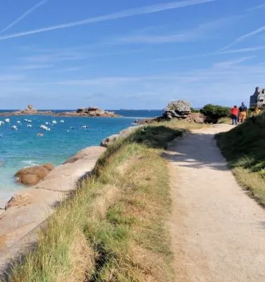 sentier-douanier-cote-granit-rose-aquaphoto-adobestock