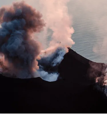 volcan stromboli eoliennes italie