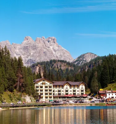 Hotel au bord d'un lac, Cortina Ampezzo, Dolomites, Italie