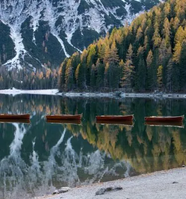 lac de braies, dolomites, italie