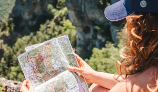 Marion Carcel Randonneuse lisant un extrait de carte IGN