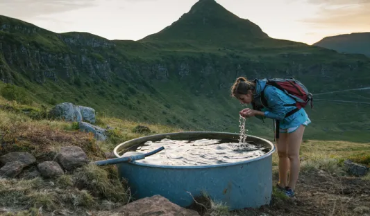 FabienVoileau Randonneuse en train de boire dans la chaîne des Puys