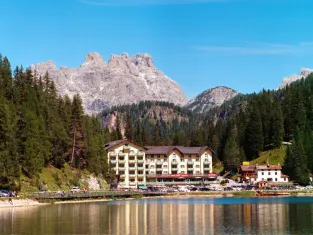 Hotel bord de lac, Cortina Ampezzo, Dolomites, Italie