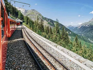 AdobeStock Le train, allié pour découvrir les Alpes en randonnée - AdobeStock