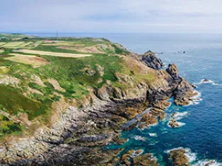 © Unsplash Randonnée côtière sur les falaises de Guernesey - Unsplash