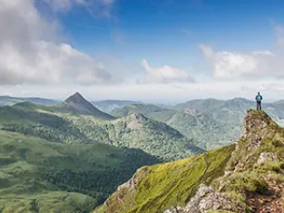 © AdobeStock Panorama sur les Monts du Cantal - AdobeStock