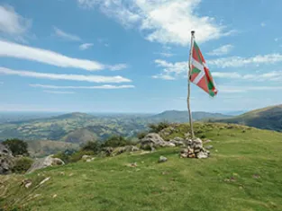 © PVillemejane Paysage et drapeaux basque en randonnée - PVillemejane
