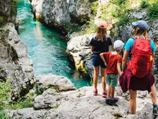 Vallée de la Soca avec des enfants en randonnée en Slovénie Vallée de la Soca avec des enfants en randonnée en Slovénie