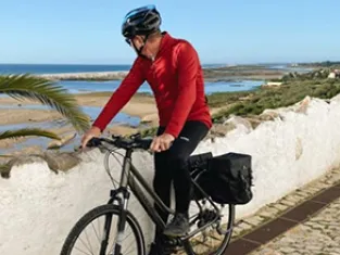 Cycliste sur la côte Algarve au Portugal
