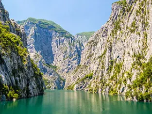 © Andrii Lutsyk - AdobeStock Le lac Koman en Albanie - Andrii Lutsyk - AdobeStock