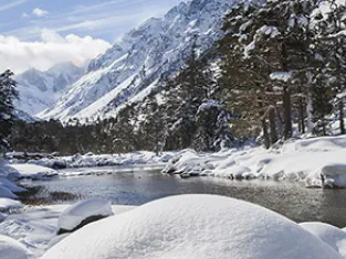 AdobeStock_180747961 Pyrénées - Randonnée raquettes