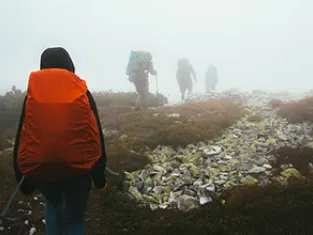 Randonner sous la pluie - Adobe Stock 
