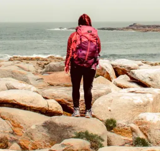 Randonneuse sur la côte de granit rose