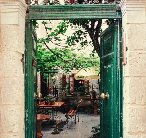 mick-haupt-unsplash Porte colorée à Malte