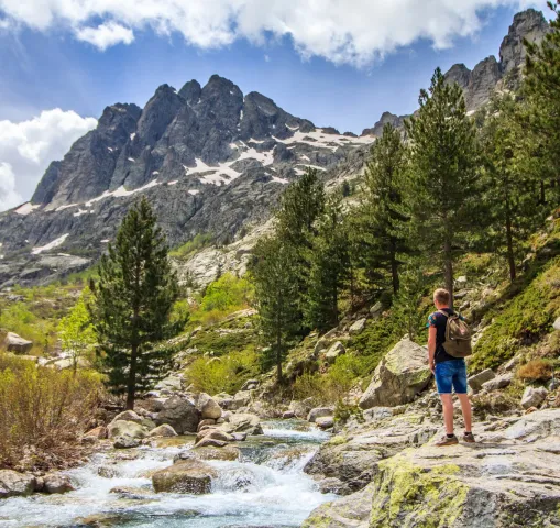 adobestock randonneur-sur-les-sentiers-corses_rokas-adobestock-min.jpeg